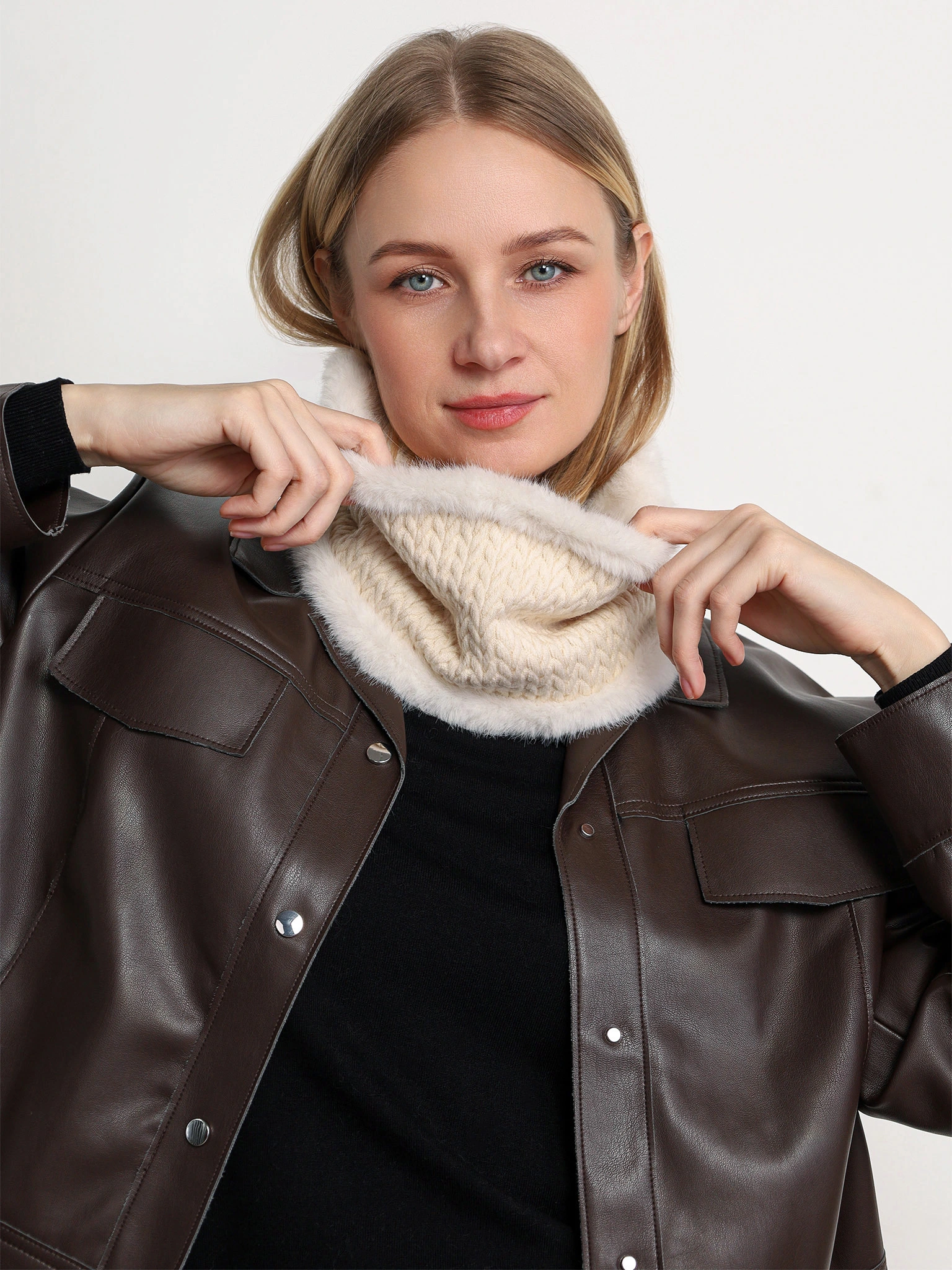 Снуд трикотажный с декоративной нашивкой в ассортименте